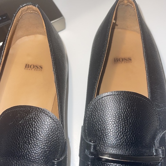 HUGO BOSS LISBON SCOTCH-GRAIN BLACK LEATHER LOAFERS WITH HARDWARE TRIM SIZE 8.5 main image 6